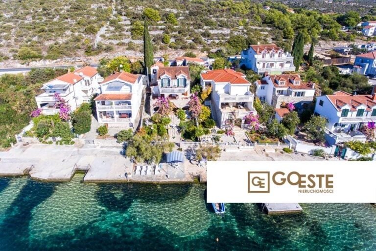 Dom w pierwszym rzędzie do morza - REF ID: 2041/38 w Rogoźnica Chorwacja Rogoznica House In The First Row To The Sea For Sale