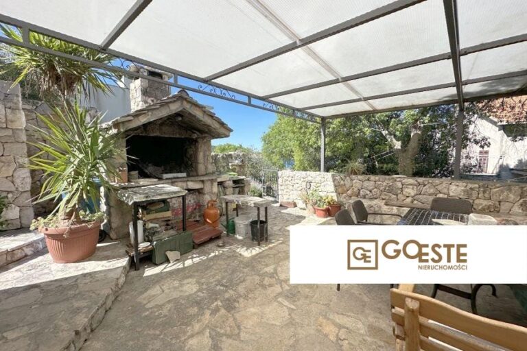 Dom z dwoma kamiennymi budynkami na przestronnej działce - REF ID: 2043/72 w Rogoźnica Chorwacja Rogoznica House With Spacious Plot For Sale