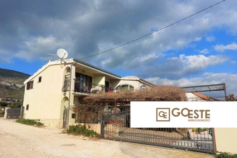 Dom apartamentowy z basenem - REF ID: 5215/30 w Trogir Chorwacja Trogir Apartment House For Sale