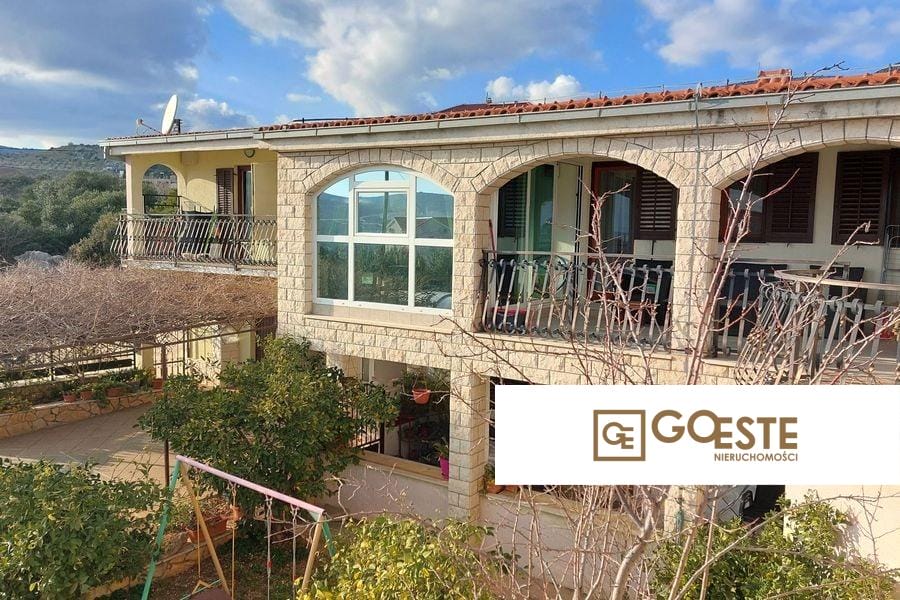 Dom apartamentowy z basenem - REF ID: 5215/30 w Trogir Chorwacja Trogir Apartment House For Sale