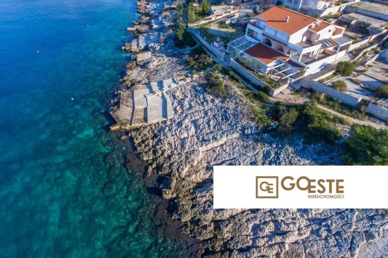 Przestronny dom w pierwszym rzędzie do morza - REF ID: 2022/46 w Rogoźnica Chorwacja Rogoznica House Waterfront For Sale