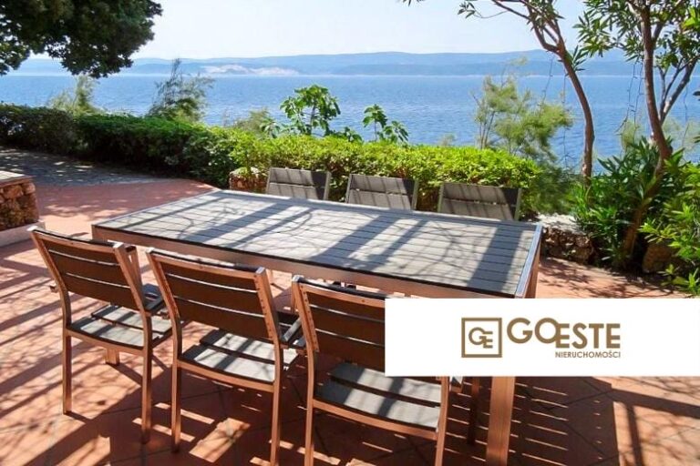 Dom z dużą działką budowlaną, nad morzem, na sprzedaż - REF ID: 3399/30 w Omis Chorwacja Omis House For Sale By The Sea