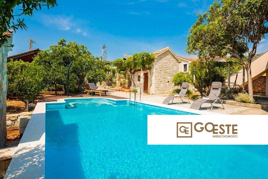 Dalmatyńska posiadłość z basenem i gajem oliwnym - REF ID: 2021/235 w Trogir Chorwacja Trogir Dalmatian Estate For Sale