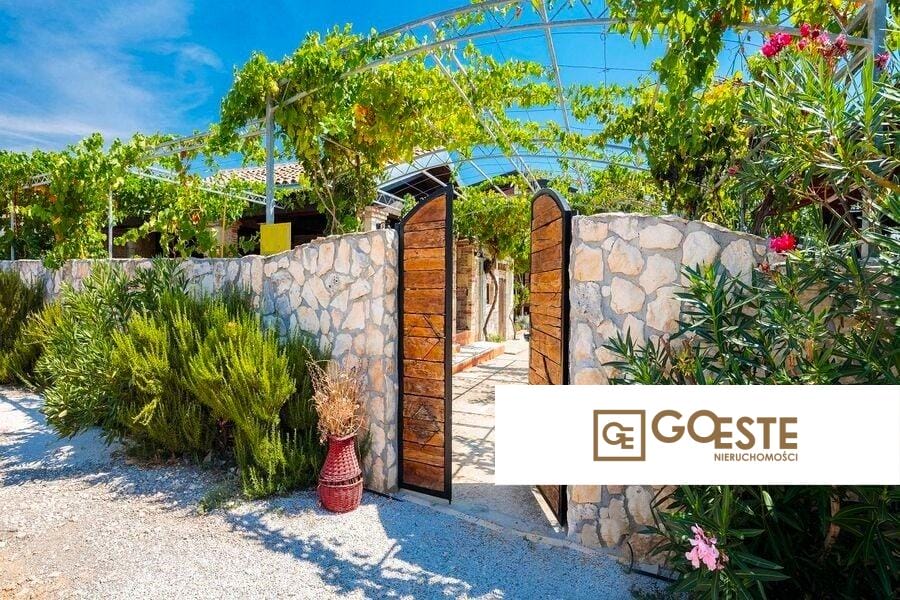 Dalmatyńska posiadłość z basenem i gajem oliwnym - REF ID: 2021/235 w Trogir Chorwacja Trogir Dalmatian Estate For Sale