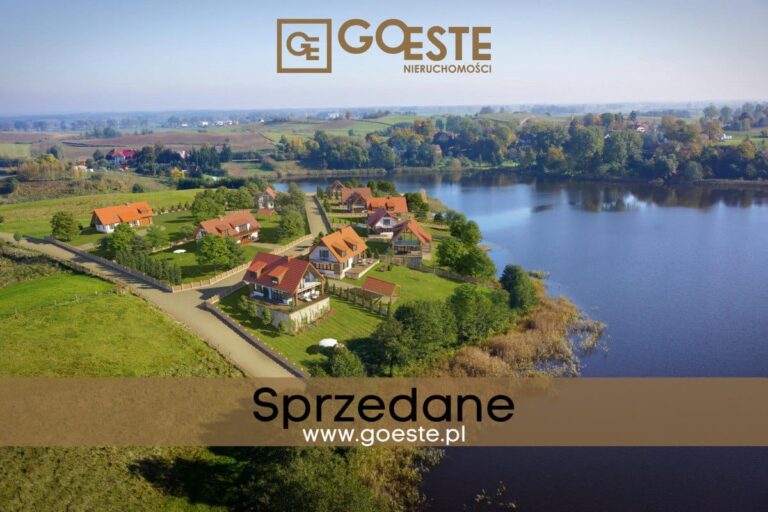 Działka budowlana na Mazurach z linią brzegową.