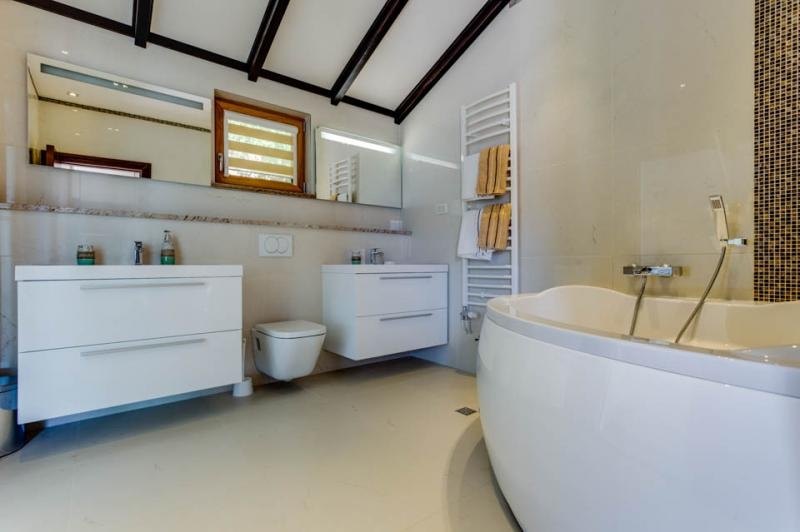 663b4585877ba7d0d5b70c14_agency-accessmontenegro-img-74u8vcozju-villa